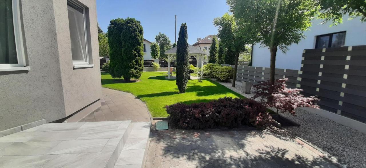 Ancsi Apartmanhaz Balatonlelle Buitenkant foto