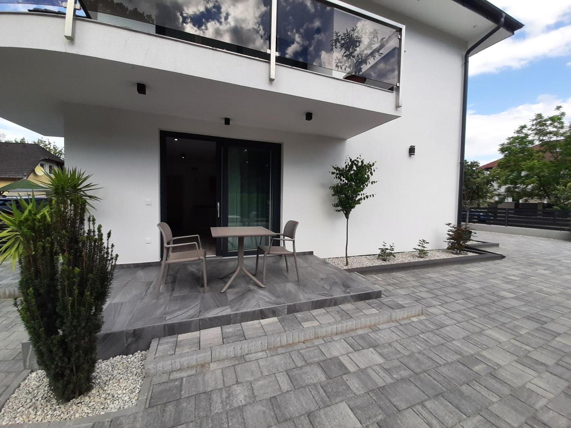 Ancsi Apartmanhaz Balatonlelle Buitenkant foto